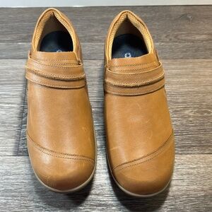 Orthofeet tan Leather Slip-On Shoes woman’s 11.5 wide (b145)